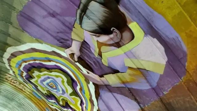 Малюнок жінки, яка вишиває