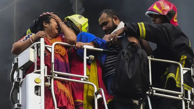 ভবন থেকে আটকে পড়াদের বের করে আনা হচ্ছে।