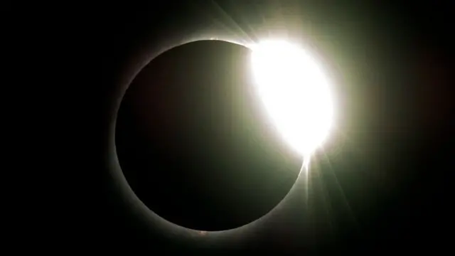 Imagen de la luna tapando el sol