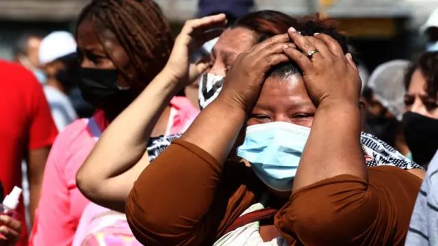 Mulheres desesperadas com as mãos na cabeça