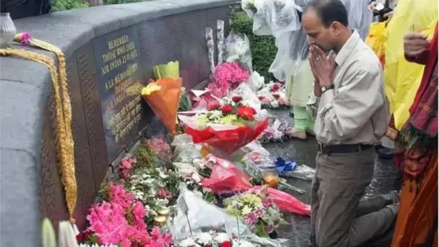 આયર્લૅન્ડમાં મૃતકોને શ્રદ્ધાંજલિ આપતાં લોકો