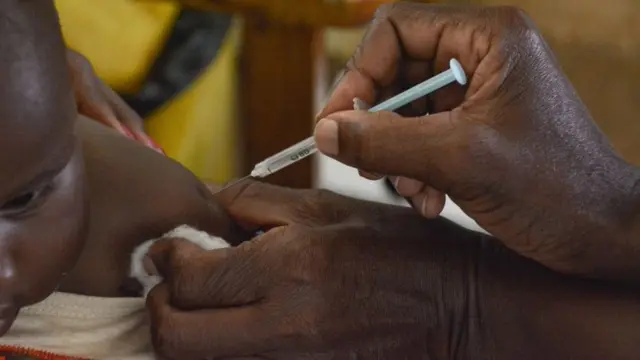 কেনিয়ায় একটি শিশুকে ম্যালেরিয়ার টিকা দেওয়া হচ্ছে।