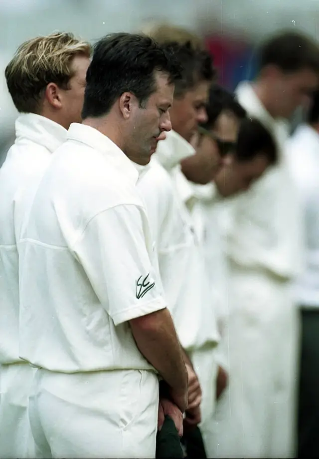 नवंबर 199 में गाबा ब्रिस्बेन में ऑस्ट्रेलिया-पाकिस्तान के बीच पहले टेस्ट मैच से पहले मार्शल के निधन पर एक मिनट का मौन रखते खिलाड़ी