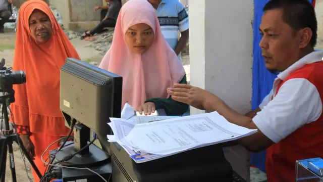 antre merekam KTP Elektronik.