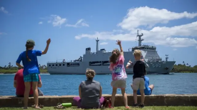 Tàu KRI Makassar (590) của Hải quân Indonesia đậu tại Căn cứ Quân sự Chung Trân Châu Cảng-Hickam hôm 26/6