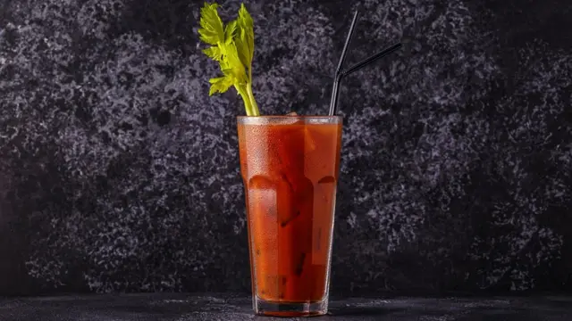 Кровавая Мэри с сельдереем