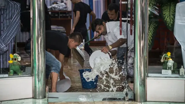 น้ำท่วมเมื่อช่วงเช้าที่ผ่านมาส่งผลกระทบทุกย่าน รวมทั้งย่านธุรกิจในกรุงเทพฯ ด้วย