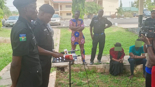 Aworan afurasi ati iya rẹ lasiko ti ọlọpaa se afihan wọn