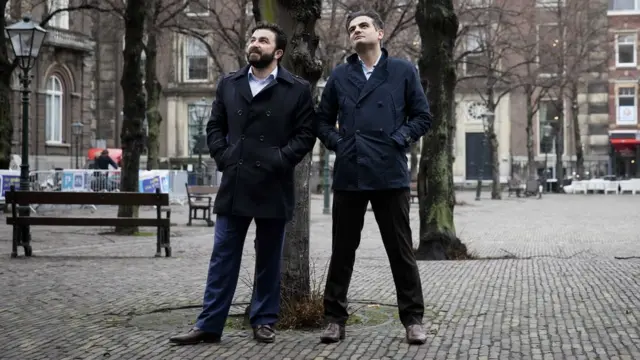 DENK lideri Tunahan Kuzu (sağda) ve parti üyesi Selçuk Öztürk (solda)