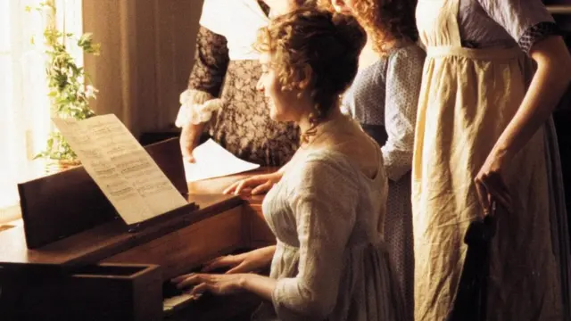 شابة تعزف على البيانو