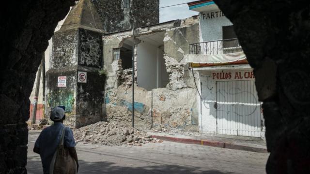Edificio destruido tras el sismo que sacudió México este martes.