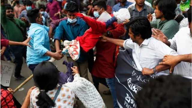 বাম দল গুলোর নেতাকর্মীদের কাছ থেকে কুশপুত্তলিকা ছিনিয়ে নেয় অপর পক্ষ।