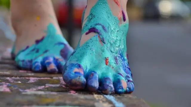 قدمان ملطختان بالطلاء