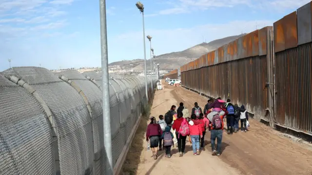 Migrantes de Centroamérica cruzan el Río Grande desde México hacia El paso, Texas