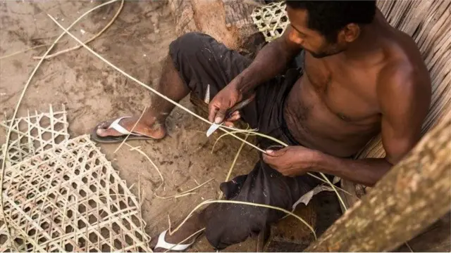 Tsiraiky sedang merajut pot lobster.