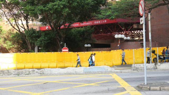 香港理工大学南面正门的围板（3/1/2020）
