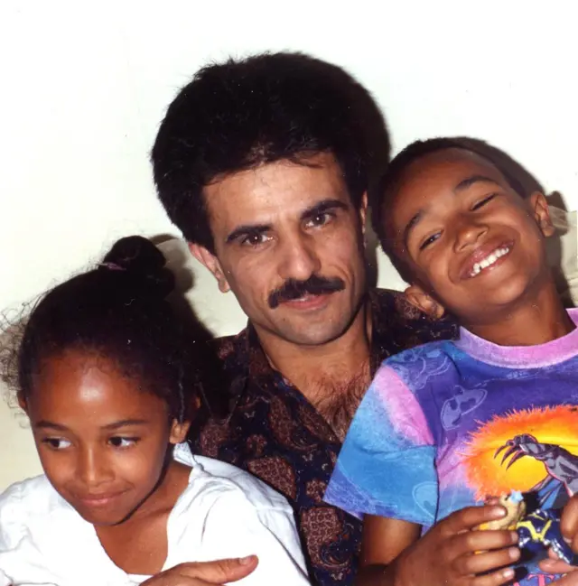 بیانکا به همراه پدرش خسرو و بردارش بیژن