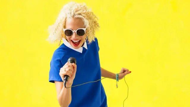 นักร้องถือไมโครโฟน