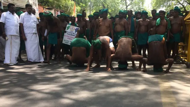 குட்டிக்கரணப் போராட்டத்தில் விவசாயிகள்