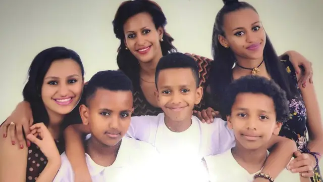 ደቂ ኣርኣያ ዘሪሁን ምስ ኣዲኦም ወ/ሮ ዕልልታ