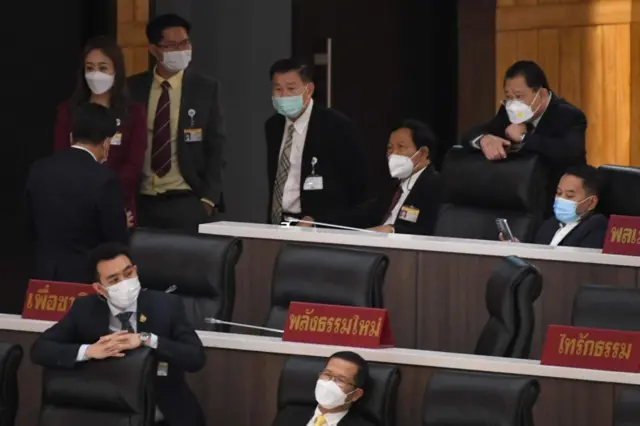 พล.ต.อ. เสรีพิศุทธ์ เตมียเวส หัวหน้าพรรคเสรีรวมไทย นำลูกพรรคยืนอยู่หลังห้องประชุม และไม่ได้เสียบบัตรแสดงตน ขณะประธานนับองค์ประชุม