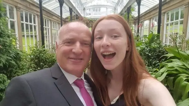 یان با دخترش سیارا "تا زنده‌ام چنین چیزی را نخواهم پذیرفت، یعنی یک نفر در دانشگاه نبوده است که تلفن را بردارد و به ما خبر بدهد."