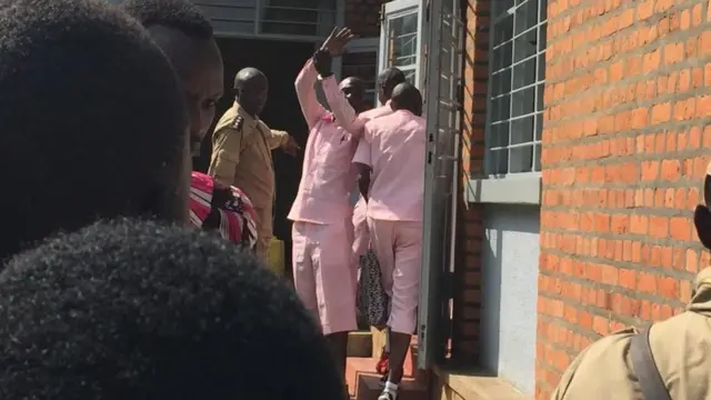 Louis Maombi wari umuyobozi w'izi mpunzi asuhuza abaje gukurikira urubanza