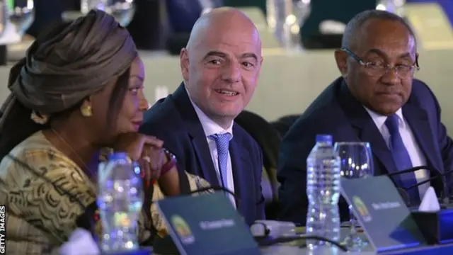 Umunyamabanga mukuru wa FIFA Fatma Samoura (ibumoso) yafashije CAF mu gihe cy'amezi atandatu cyarangiye ku itariki ya mbere y'uku kwezi kwa kabiri mu 2020