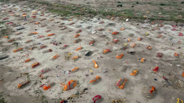 વરસાદ બાદ ગંગાકિનારે બહાર દેખાઈ રહેલા કથિત કોરોના મૃતદેહો