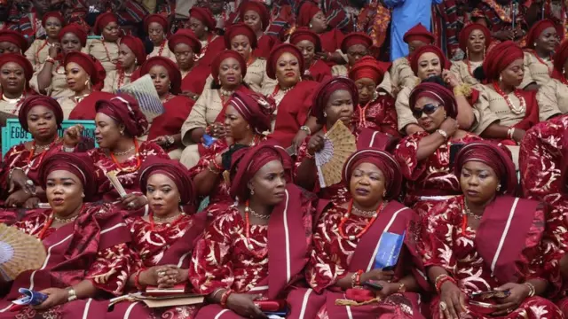 Awon obinrin alaso pupa