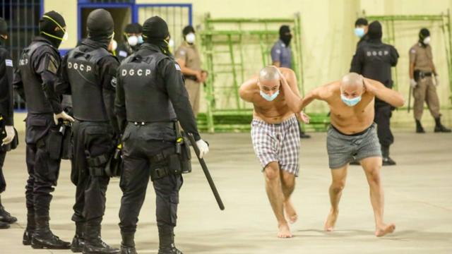 Lethal Crysis, tras visitar la nueva cárcel de El Salvador: Es una puesta  en escena del Gobierno para mandar un mensaje a los pandilleros