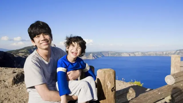 شاب وطفل صغير