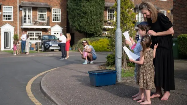 Küçədə toplaşan insanlar