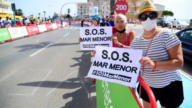 Algunas personas se manifestaron en defensa del Mar Menor durante el reciente Tour de España.