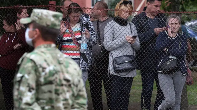 Люди у тюрьмы