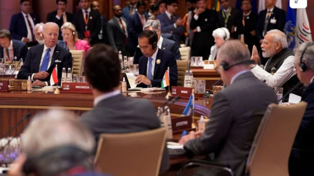 Thủ tướng Ấn Độ Narendra Modi phát biểu khi Tổng thống Hoa Kỳ Joe Biden cùng các nhà lãnh đạo khác lắng nghe trong phiên họp đầu tiên của Hội nghị thượng đỉnh G20, ở New Delhi, Ấn Độ, Thứ Bảy, ngày 9 tháng 9/2023.