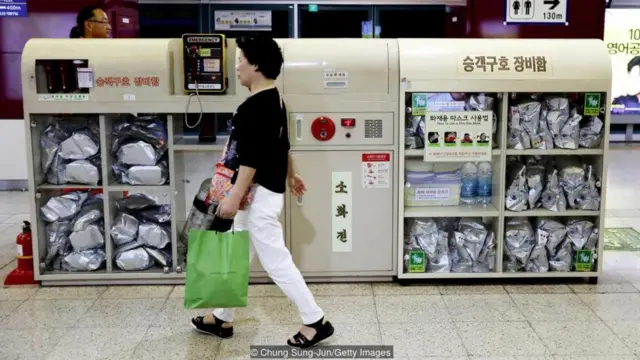 서울 시내 지하철 역사에 준비 된 가스 마스크 등 각종 구호장비들