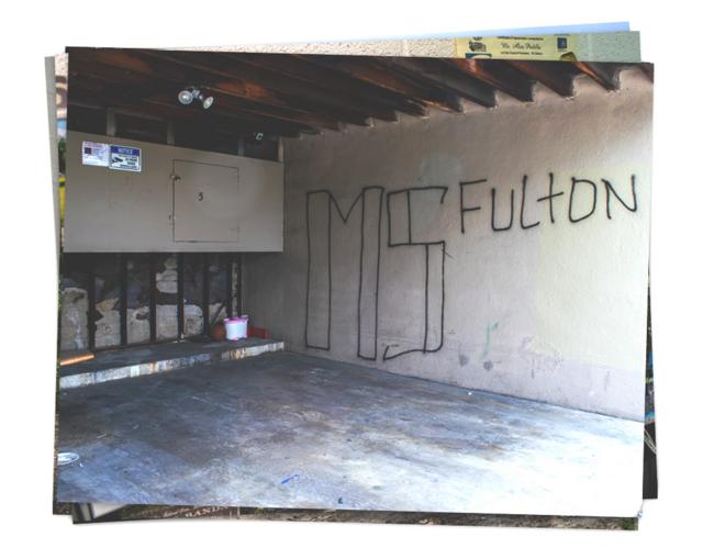 Un grafiti que dice "MS Fulton" en un puesto de estacionamiento de un edificio de viviendas en el Valle de San Fernando, en el norte de Los Ángeles