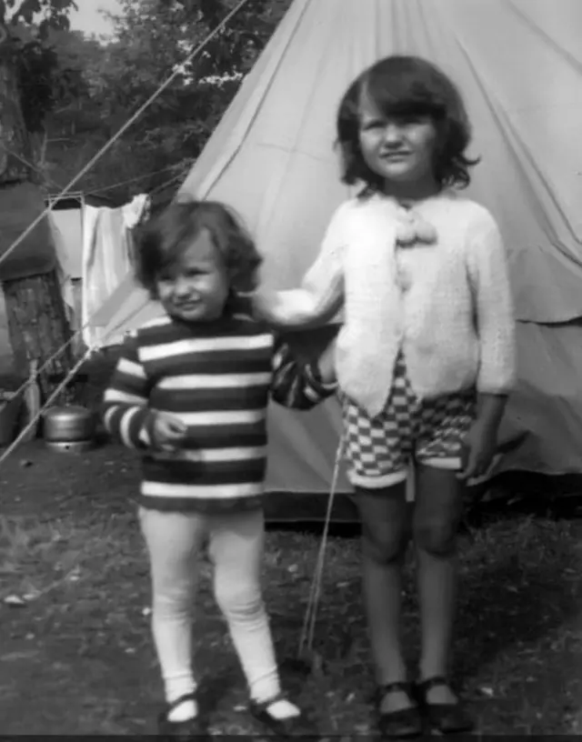 MAja con su hermana.