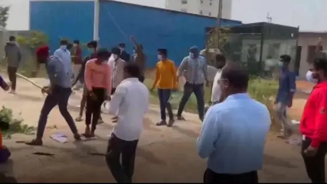 नवीन रेड्डी के लोग हमला करते हुए