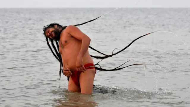 गंगा में स्नान करते एक साधु