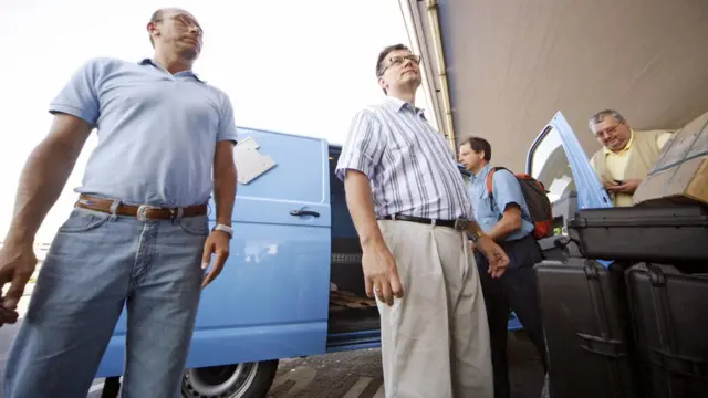 2007년 7월 오스트리아 빈 공항에서 북한 사찰을 위해 출국하는 모습