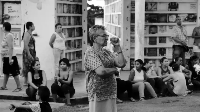 Fieles en el cementerio.