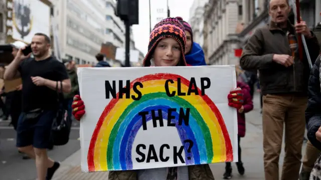 ব্রিটেনে অনেক স্বাস্থ্যকর্মী বাধ্যতামূলক ভ্যাক্সিন নীতির বিপক্ষে রাস্তায় নেমেছেন, ২২/০১/২০২২