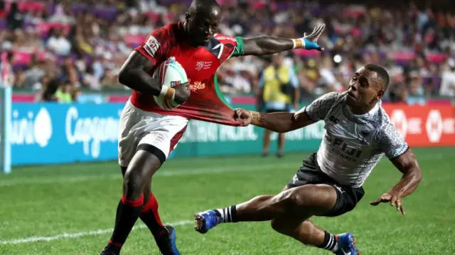 Jeff Olouoch du Kenya se débat avec un joueur du Fiji.