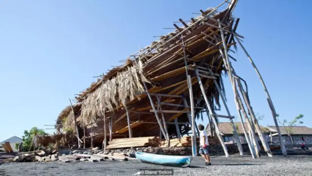Rancangan pinisi yang dibuat secara tradisional meminjam dari kapal-kapal Belanda yang mendominasi lautan beberapa abad sebelumnya