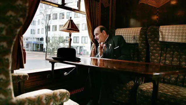 Actor caracterizado como el detective Hercule Poirot