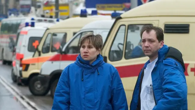 Медики возле метро "Автозаводская" после взрыва в 2004 году