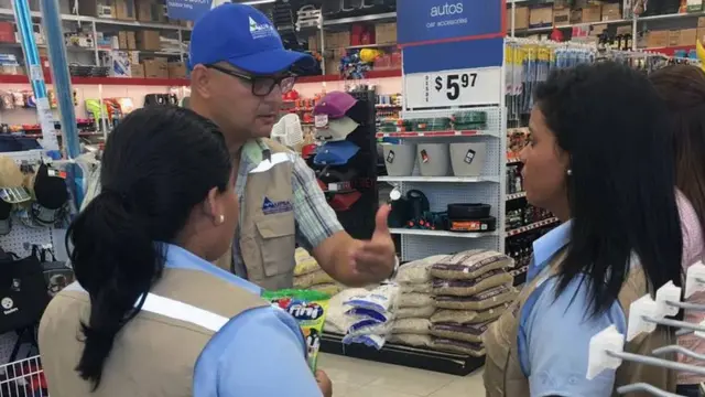 Funcionarios de la Autoridad Panameña de Seguridad de Alimentos en una inspección.