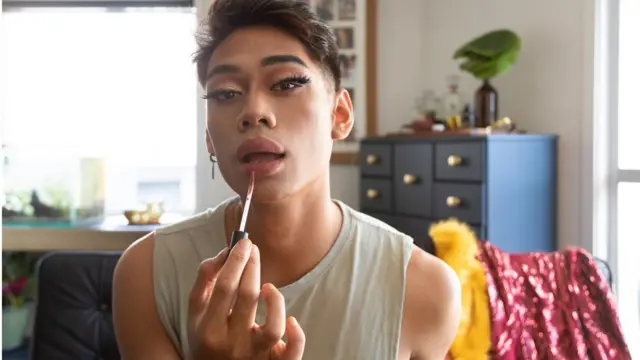 পুরুষ হলেও সাজগোজ পছন্দ করেন অনেকে।